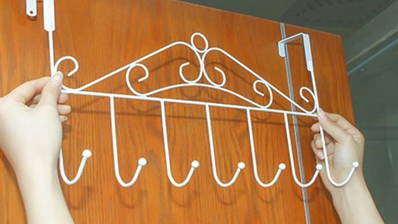ఇంట్లో వాస్తు నియమాలు పాటించకపోయినా.. అలాగే వాస్తు విషయంలో కొన్ని చిన్న చేసిన వాస్తు దోషాలు వస్తాయి. వీటి వల్ల ఇంట్లో సమస్యలు వస్తుంటాయి. అయితే డోర్స్ వెనుక హ్యాంగింగ్స్ ఏర్పాటు చెయ్యడం మంచిదేనా.? దీని గురించి మనం వివరంగా తెలుసుకుందామా.?