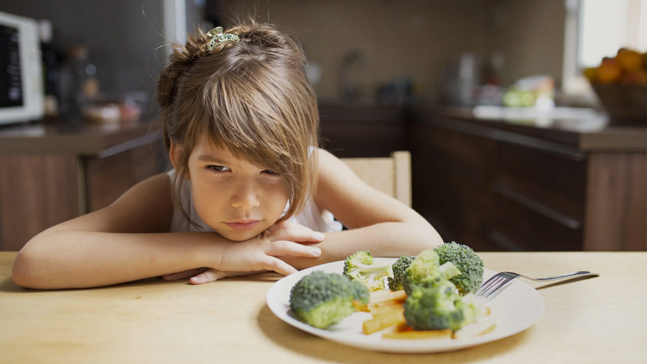 పోషకాహార లోపం, ఇతర అంశాలు: శీతాకాలంలో, సూర్యరశ్మికి గురికావడం చాలా తక్కువగా ఉంటుంది. దీనివల్ల విటమిన్ డి లోపం ఏర్పడుతుంది. రోగనిరోధక శక్తిని బలోపేతం చేయడానికి విటమిన్ డి చాలా ముఖ్యమైన పోషకం . వారు చాలా తక్కువ తాజా పండ్లు, కూరగాయలు తింటారు. ఇది పోషకాహార లోపాలకు కూడా దారితీస్తుంది. అదనంగా, క్రమం తప్పకుండా నిద్రపోవడం చాలా ముఖ్యం, కాబట్టి వారి రోగనిరోధక శక్తి చాలా త్వరగా బలహీనపడుతుంది.