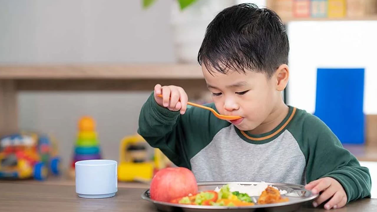 శారీరక బలహీనతను ఎలా నివారించాలి?: డాక్టర్ చెప్పే మరో ముఖ్యమైన విషయం ఏమిటంటే పైన పేర్కొన్న ప్రభావాలు చాలావరకు తాత్కాలికమే. దీనిని నివారించడానికి, వారికి అన్ని పోషకాలు కలిగిన ఆరోగ్యకరమైన, సమతుల్య ఆహారం ఇవ్వడం అవసరం. శరీరాన్ని బాగా హైడ్రేట్ గా ఉంచడం ముఖ్యం. వారికి పుష్కలంగా నీరు త్రాగించండి. శీతాకాలంలో అవసరమైన ఫ్లూ, ఇన్ఫ్లుఎంజా టీకాలు వేయడం, సబ్బు, నీటితో తరచుగా చేతులు కడుక్కోవడం మొదలైనవి సీజన్లో రోగనిరోధక శక్తి బలహీనపడకుండా నిరోధించవచ్చు.