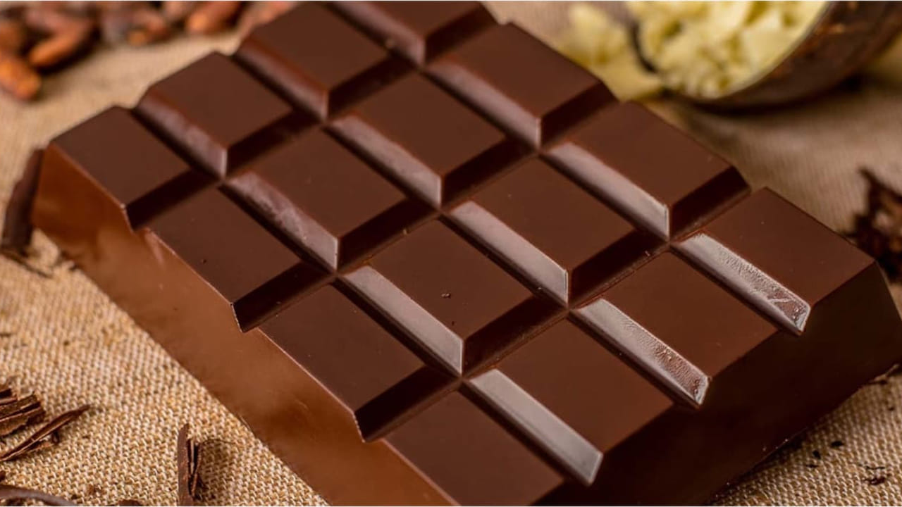 డార్క్ చాక్లె్ట్ : డార్క్ చాక్లెట్ తినడం వలన ఆనందం కలగడమే కాకుండా ఇది ఒత్తిడి నుంచి త్వరగా బయటపడేలా చేస్తుందంట. ప్రతి రోజూ ఒక డార్క్ చాక్లెట్ తినడం వలన ఇది సంతోషకరమైన హార్మోన్స్‌ను విడుదల చేస్తుందంట, అంతే కాకుండా ఇందులో ఒత్తిడిని తగ్గించే యాంటీ ఆక్సిడెంట్స్ పుష్కలంగా ఉంటాయి. అందువలన ఒత్తిడితో బాధపడే వారు డార్క్ చాక్లెట్ తినడం చాలా మంచిది.