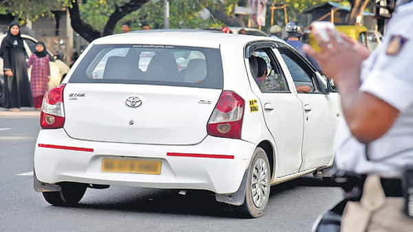 Free Cab Services: మందుబాబులకు మరో గుడ్న్యూస్.. డిసెంబర్ 31న రాత్రి ఫ్రీ క్యాబ్ సర్వీసులు.. ఈ నెంబర్కు కాల్ చేస్తే క్షణాల్లోనే..