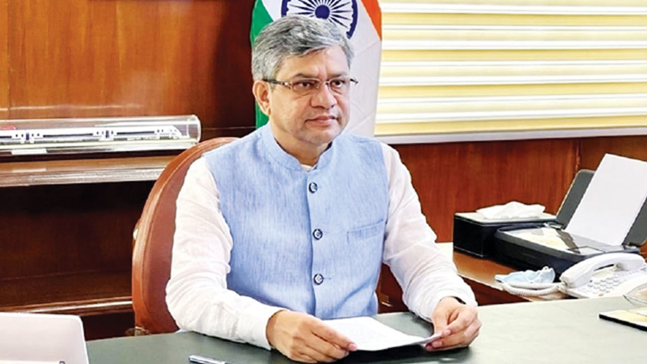 ఇప్పటికే 1,731 స్టేషన్లు, 11,953 కోచ్లను సీసీ కెమెరాల నిఘా వ్యవస్థ కవర్ చేస్తుందని రైల్వేశాఖ మంత్రి తెలిపారు. త్వరలోనే అన్ని స్టేషన్లలో సీసీ కెమెరాలను ప్రయాణికుల భద్రత కోసం ఏర్పాటు చేస్తామన్నారు అశ్విని వైష్ణవ్.