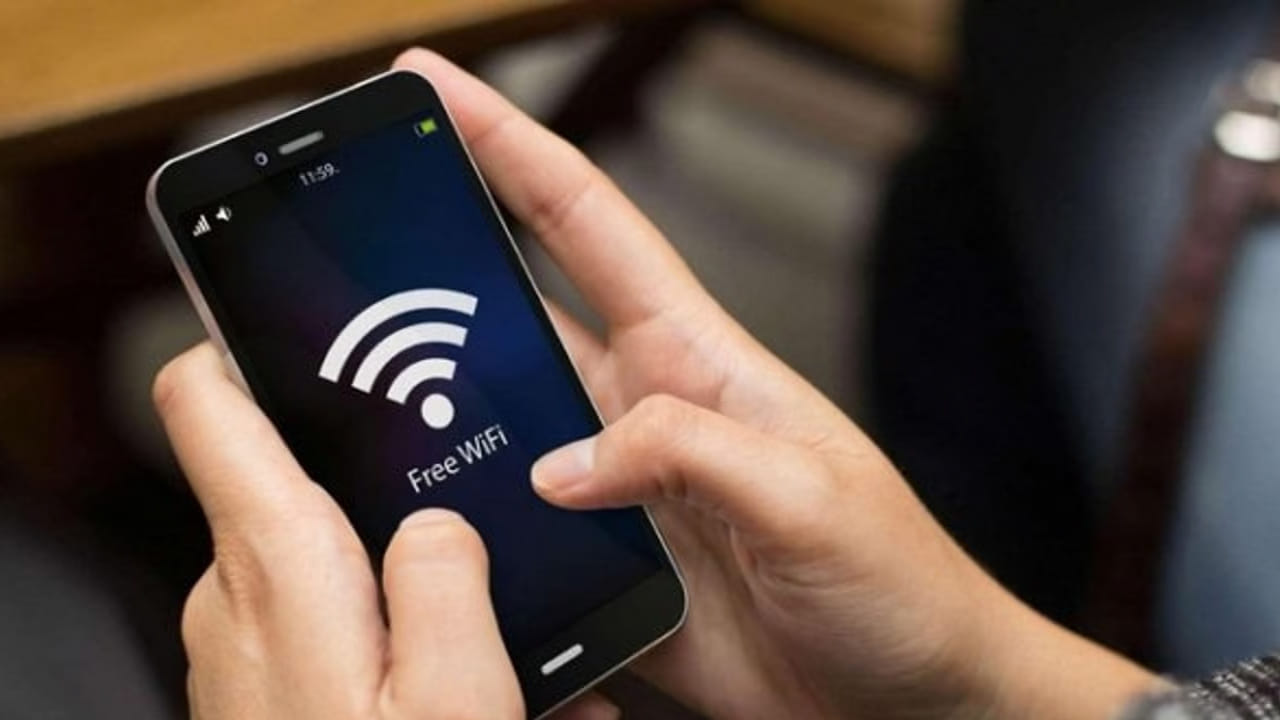 Public Wi-Fi: పబ్లిక్ వైఫై వాడుతున్నారా..? మీ బ్యాంక్ డీటైల్స్ లీక్.. ఫోన్లో ఈ ఒక్క పనిచేస్తే మీరు సేఫ్