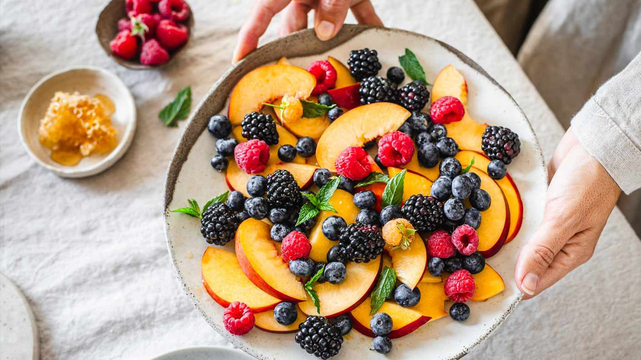 విటమిన్లు, ఖనిజాలు, ఫైబర్ అధికంగా ఉండే వివిధ రకాల రంగురంగుల పండ్లు, కూరగాయలను ఆహారంలో చేర్చుకోండి. ఫైబర్, పోషకాలు అధికంగా ఉండే బ్రౌన్ రైస్, క్వినోవా మరియు తృణధాన్యాల బ్రెడ్ వంటి తృణధాన్యాలను ఎంచుకోండి. స్కిన్‌లెస్ చికెన్, చేపలు, చిక్కుళ్ళు వంటి లీన్ ప్రోటీన్ వనరులను ఎంచుకోండి. వీటిలో సంతృప్త కొవ్వు తక్కువగా ఉంటుంది. ఆలివ్ ఆయిల్, అవకాడో, గింజలు వంటి వాడండి. ఇవి కొలెస్ట్రాల్ స్థాయిలను తగ్గించడంలో సహాయపడతాయి.