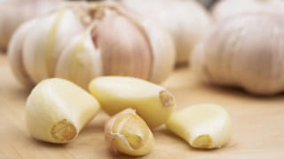Raw Garlic: పొద్దున్నే ఖాళీ కడుపుతో 2 పచ్చి వెల్లుల్లి రెబ్బలు తిన్నారంటే..