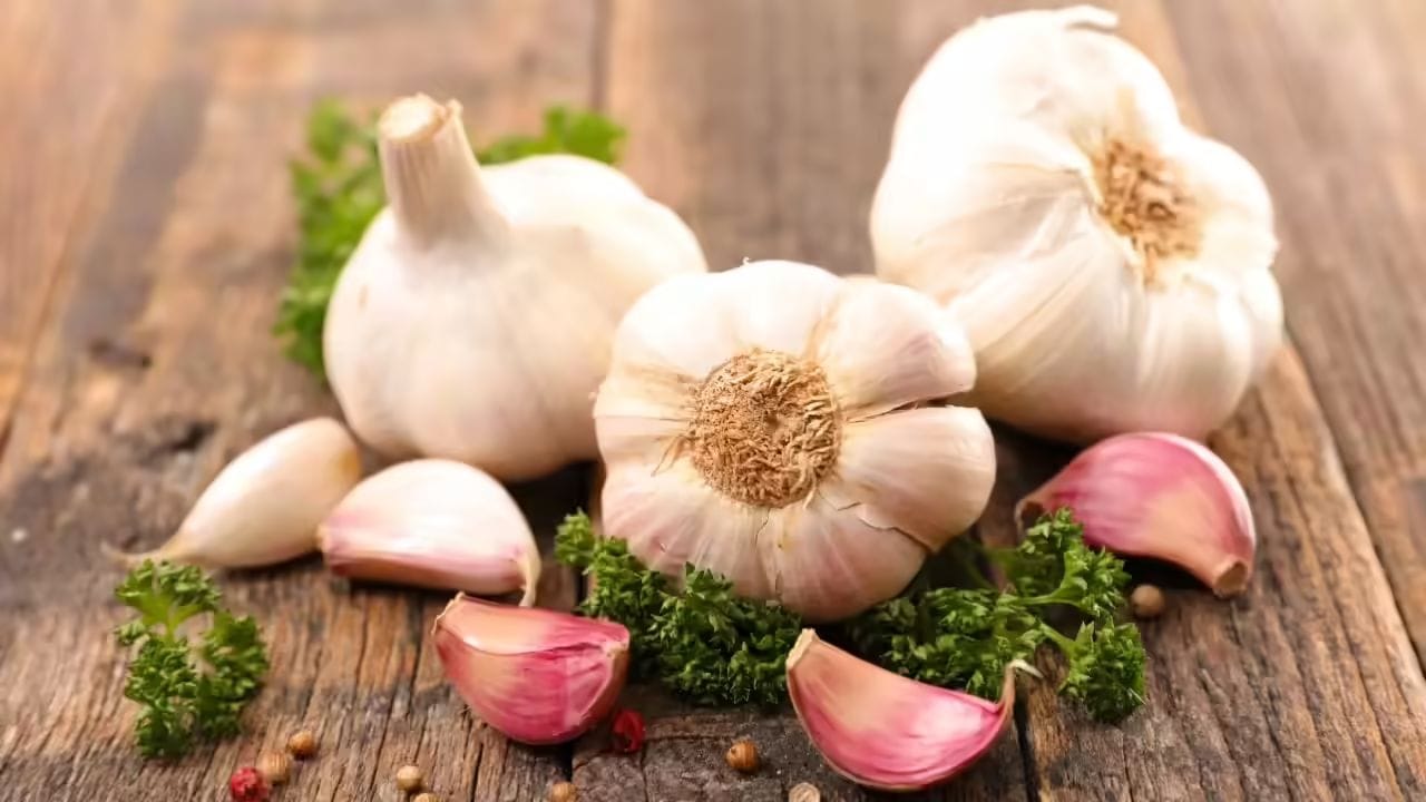 Garlic Side Effects: వామ్మో వెల్లుల్లి ఆరోగ్యానికి మంచిదని ఎడా పెడా తినేస్తున్నారా..? అయితే, ఇది మీ కోసమే..