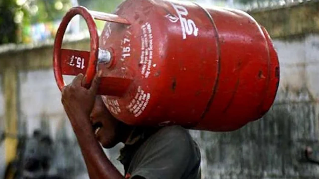 LPG Cylinder: కేంద్ర ప్రభుత్వం నుంచి న్యూ ఇయర్ గిఫ్ట్.. గ్యాస్ సిలిండర్ ధర తగ్గింపు?