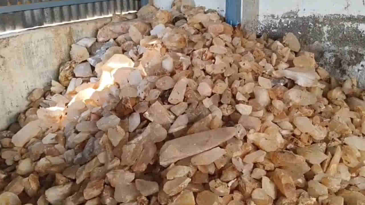 Andhra: అర్థరాత్రి ఉలిక్కిపడిన మంగళగిరి.. ఈ రాళ్ల కోసం పెద్ద కథే నడిచింది..