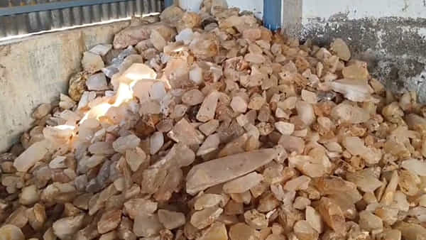 Andhra: అర్థరాత్రి ఉలిక్కిపడిన మంగళగిరి.. ఈ రాళ్ల కోసం పెద్ద కథే నడిచింది..