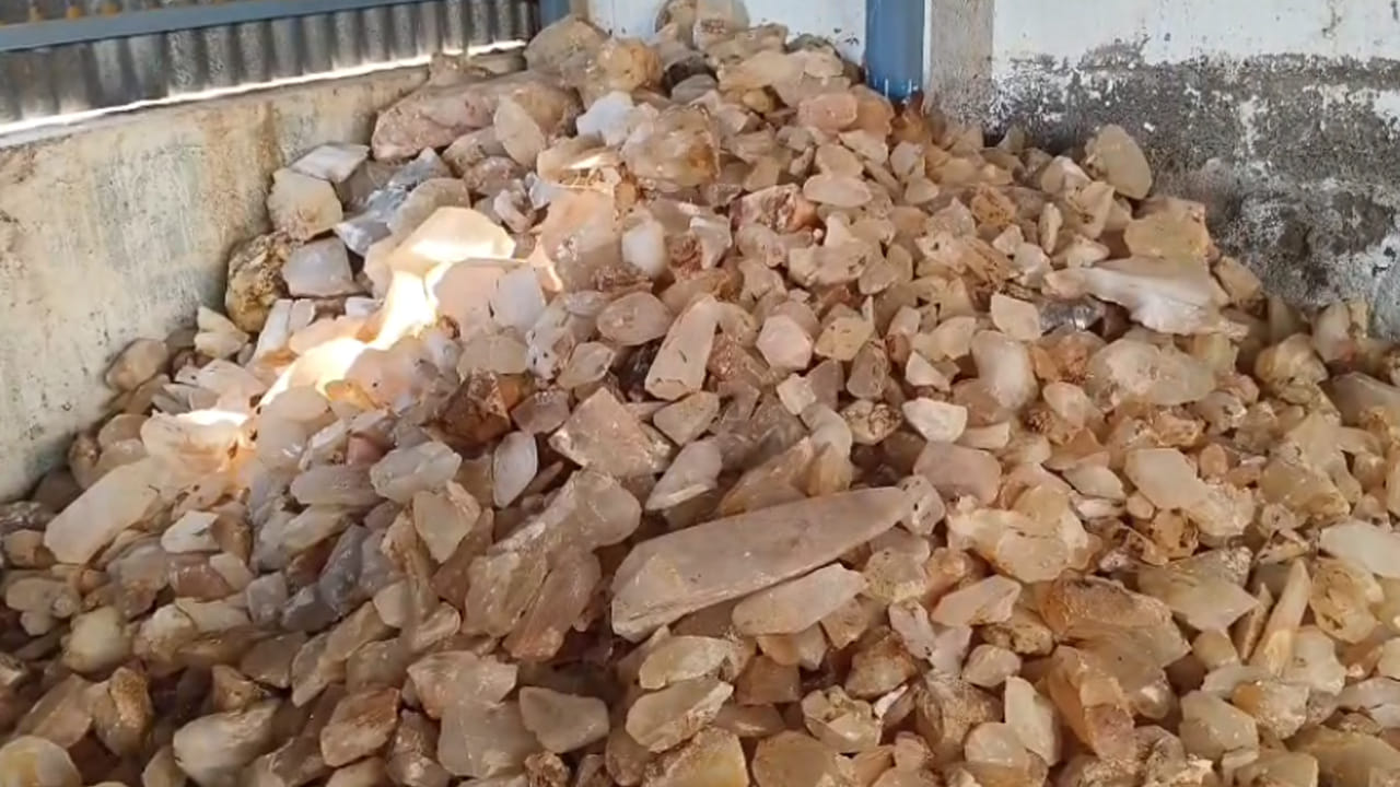 Andhra: అర్థరాత్రి ఉలిక్కిపడిన మంగళగిరి.. ఈ రాళ్ల కోసం పెద్ద కథే నడిచింది..