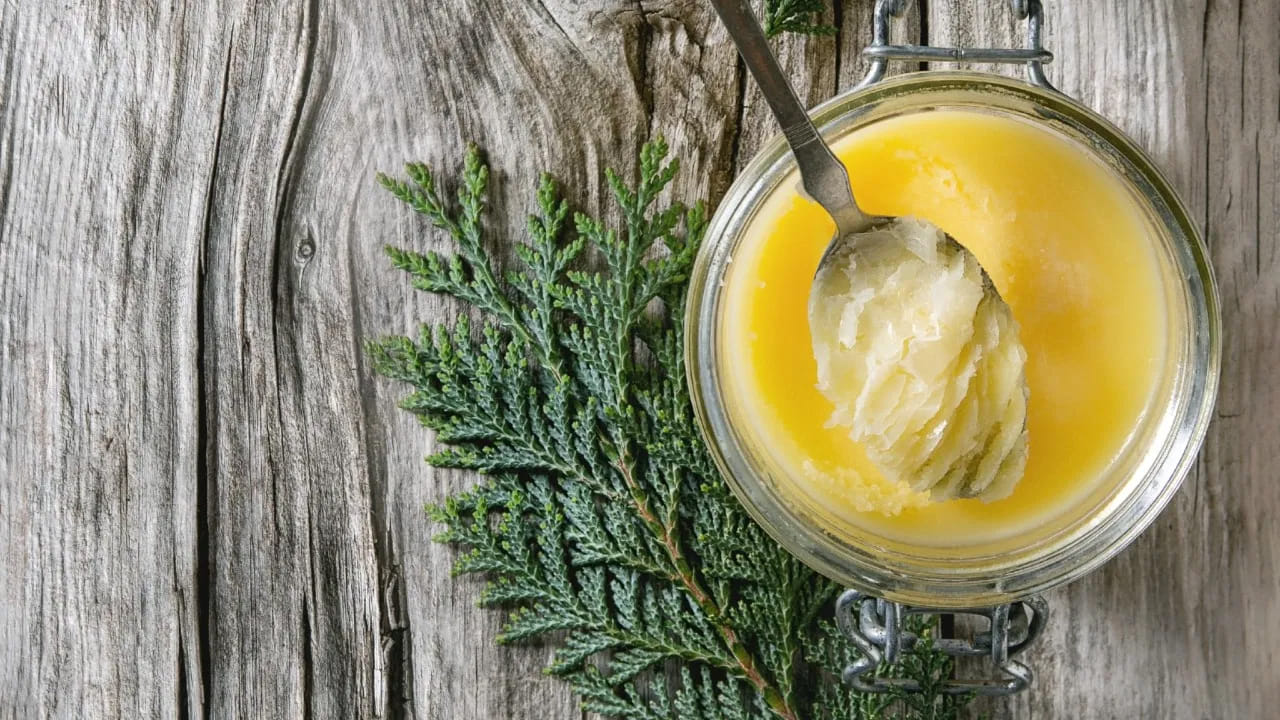 రోజు వారీ తీసుకునే ఆహారాల్లో నెయ్యికి ప్రత్యేక ప్రాముఖ్యత ఉంది. నెయ్యి వంటకాల రుచిని పెంచడానికి మాత్రమే కాకుండా ఆరోగ్యానికి కూడా ఎంతో మేలు చేస్తుంది. ఆయుర్వేదం ప్రకారం.. నెయ్యి ఆరోగ్యానికి ఓ వరం లాంటిది. కానీ చాలా మంది బరువు పెరుగుతారనే భయంతో నెయ్యి ముట్టుకోరు. పోషకాహార నిపుణుల అభిప్రాయం ప్రకారం నెయ్యి తినడం వల్ల బరువు పెరుగుతారనేది అపోష మాత్రమే. నెయ్యిని ఎల్లప్పుడు మితంగా మాత్రమే తీసుకోవడం వల్ల ఆరోగ్యానికి మేలు చేస్తుంది.