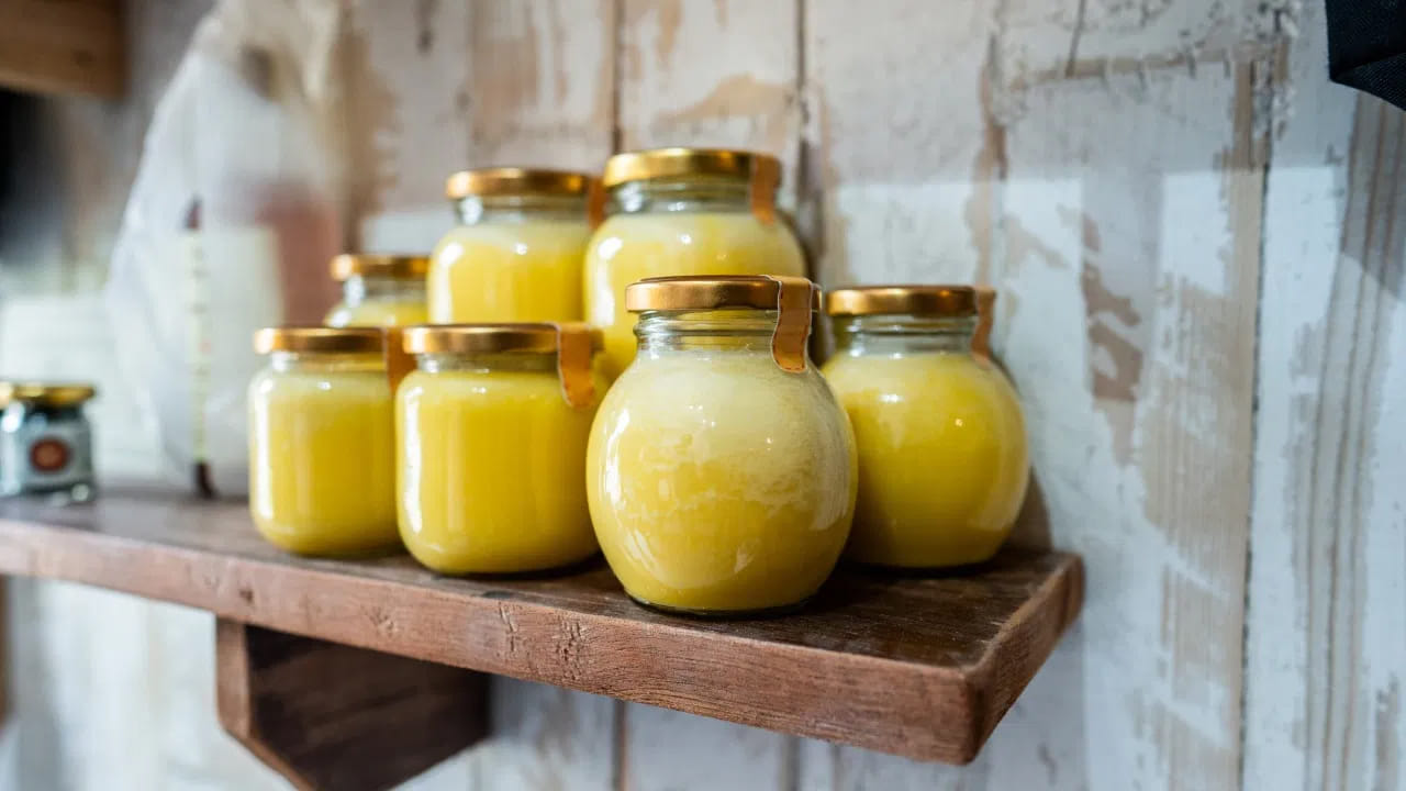 అందుకే నెయ్యిని పూర్తిగా తినడం మానుకోకూడదు. వెన్నకు బదులుగా పరిమిత పరిమాణంలో నెయ్యిని తీసుకోవచ్చు. ముఖ్యంగా ఆవుల నుంచి వచ్చే నెయ్యిని తీసుకోవడం చాలా మంచిది. ఎందుకంటే ఇందులో 'కంజుగేటెడ్ లినోలెయిక్ యాసిడ్' (CLA) వంటి పదార్థాలు ఉంటాయి. ఈ పదార్థాలు శరీరంలోని అనవసరమైన కొవ్వును తగ్గించడంలో, కండరాల ఆరోగ్యాన్ని కాపాడుకోవడంలో సహాయపడతాయి.