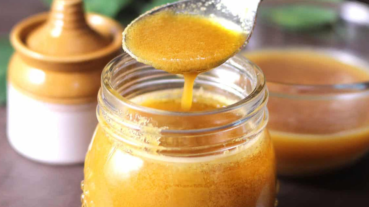 అరచేతిలో ఒక చెంచా నెయ్యి తీసుకుని మెత్తగా రుద్దాలి. అరచేతిలో నెయ్యి కరిగితే అది స్వచ్ఛమైన నెయ్యి అని అర్థం. అరచేతిలో గట్టి పదార్ధం కరగకుండా అలాగే ఉండిపోతే అందులో కల్తీ పదార్థం కలిసి ఉందని అర్ధం. అలాగే కొద్ది మొత్తంలో నెయ్యి తీసుకొని పారదర్శక సీసాలో వేయాలి. దానికి కొద్దిగా చక్కెర జోడించాలి. ఆ తర్వాత సీసా మూత మూసివేసి బాగా షేక్ చేయాలి. కాసేపటి తర్వాత సీసా అడుగున ఎర్రటి చారలు కనిపిస్తే.. ఈ నెయ్యి కల్తీ అని అర్ధం చేసుకోవాలి.