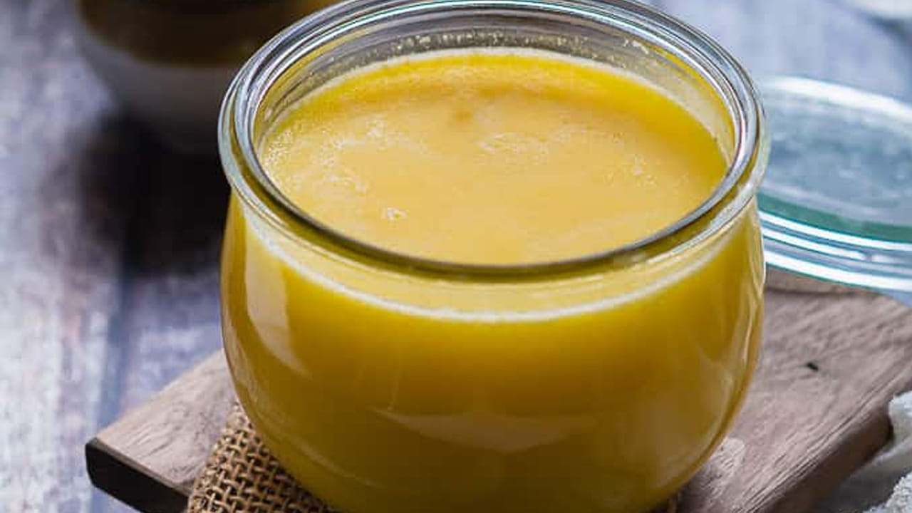 కల్తీని గుర్తించేందుకు మార్కెట్ నుంచి తెచ్చే నెయ్యిలో నాలుగైదు చుక్కల అయోడిన్ వేయాలి. నెయ్యి నీలం రంగులోకి మారితే కల్తీ అని అర్థం. నెయ్యి నాణ్యతను గుర్తించేందుకు చేతికి కాస్త నెయ్యి రాసి రెండు చేతులతో బాగా రుద్దాలి. సువాసనగా ఉంటే అది స్వచ్ఛమైన నెయ్యి. కొంత సమయం తర్వాత నెయ్యి వాసన పోతే అది కల్తీ నెయ్యి.