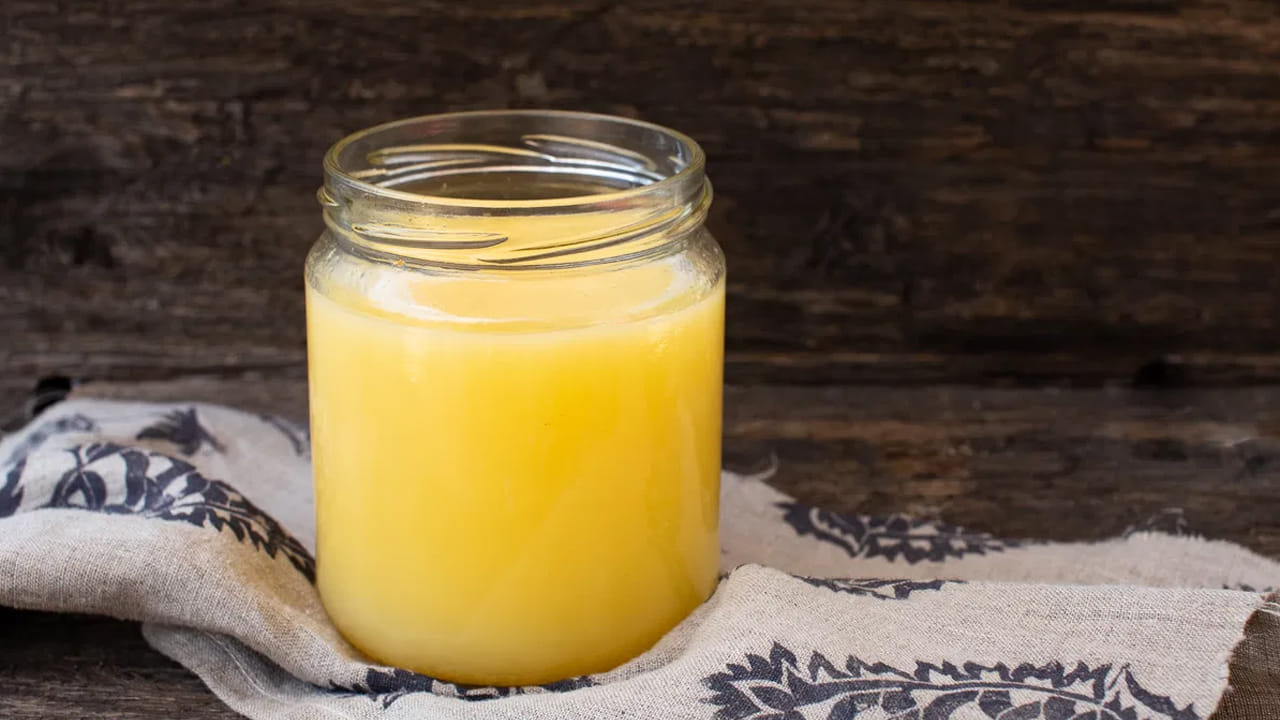 స్వచ్ఛమైన నెయ్యి అయితే అది పూసలా ఉంటుంది. వేడిచేసినప్పుడు నూనెలా కనిపిస్తుంది. అలాగే నెయ్యి ఉపరితలంపై తెట్టులా ఏర్పడినా.. కరిగిన నెయ్యి లేత పసుపు, తెలుపు రంగులో ఉన్నా అది ఖచ్చితంగా నకిలీ నెయ్యి.