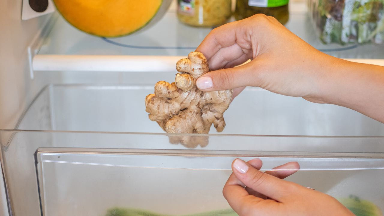 అల్లంను ఫ్రిజ్‌లో ఎందుకు నిల్వ చేయకూడదు: ఇతర సీజన్లలో కంటే శీతాకాలంలో అల్లం ఎక్కువగా ఉపయోగిస్తాము. జలుబు నుండి ఉపశమనం పొందడానికి అల్లం టీ తయారు చేయడానికి వంటలో అల్లం ఎక్కువగా ఉపయోగిస్తాము. ఇది ఒక ఔషధ ఉత్పత్తి కూడా. సాధారణంగా, చాలా మంది అల్లంను ఫ్రిజ్‌లో నిల్వ చేస్తారు, కానీ వారు అలా చేసినప్పుడు, అల్లం మీద బూజు చాలా త్వరగా పెరుగుతుంది. అది చాలా త్వరగా చెడిపోతుంది. మనకు తెలియకుండానే ఆ అల్లంను ఉపయోగించినప్పుడు, అది కాలేయం మరియు మూత్రపిండాలతో సహా మన అవయవాలను ప్రభావితం చేస్తుంది.