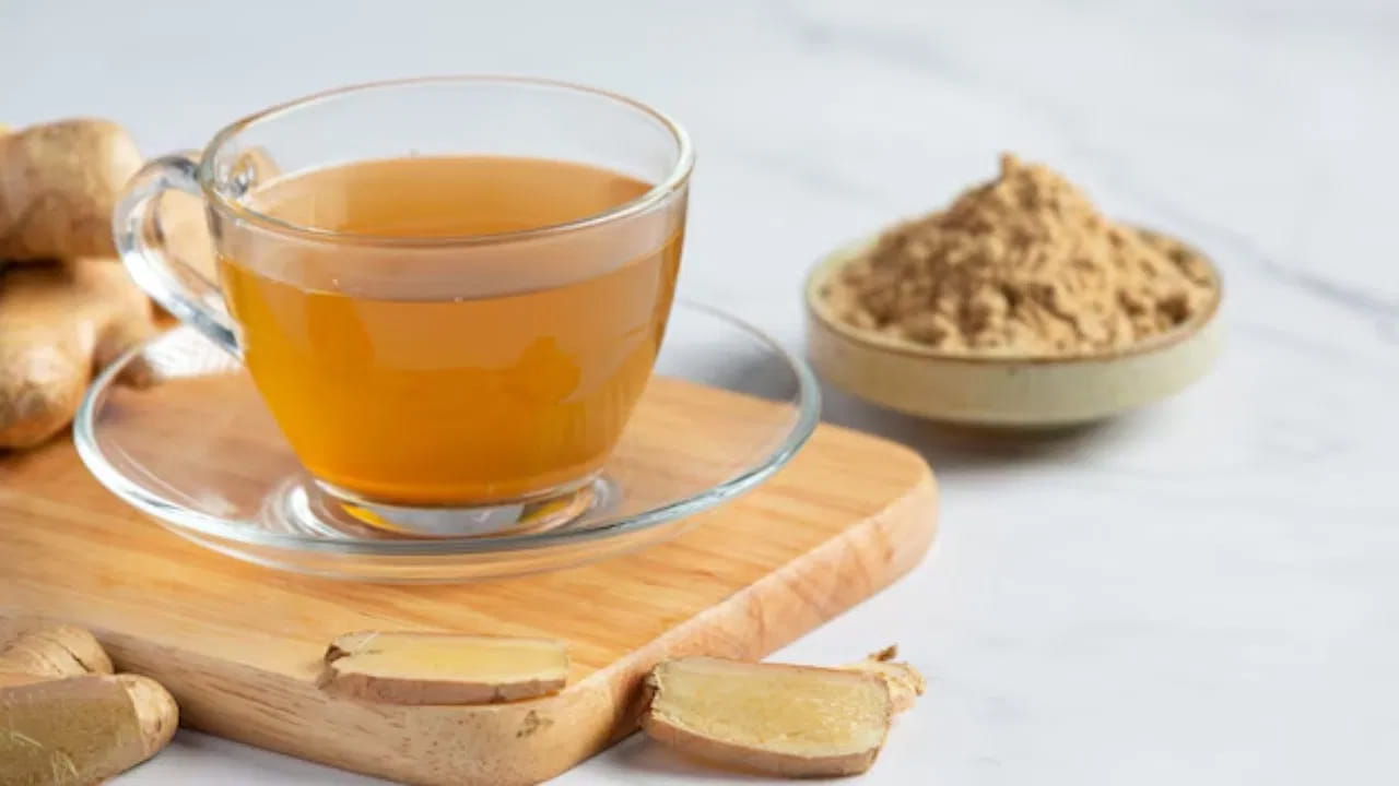 అల్లం టీ: అల్లంలో అద్భుతమైన యాంటీఆక్సిడెంట్, యాంటీ ఇన్ఫ్లమేటరీ లక్షణాలు ఉన్నాయి. అల్లంలోని జింజెరాల్స్ కీళ్ల వాపును, నొప్పిని తగ్గిస్తాయి. ఉదయాన్నే కీళ్ల నొప్పులతో ఇబ్బంది పడేవారు అల్లం టీ తాగడం వల్ల ఉపశమనం లభిస్తుంది.