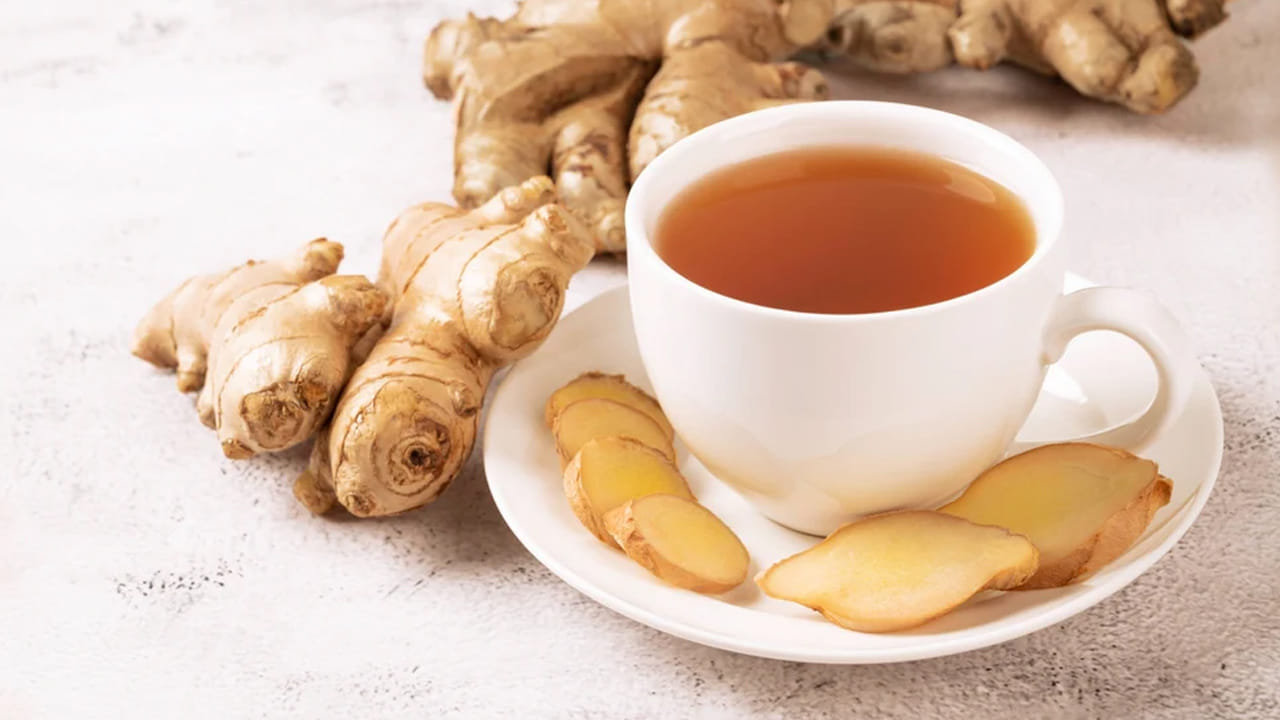 అల్లం టీ: స్త్రీలు నెలసరి సమయంలో రోజూ కొంత అల్లం తీసుకోవడం మంచిది. మీరు రోజుకు రెండుసార్లు అల్లం టీ కూడా తీసుకోవచ్చు . అల్లంలోని జింజెరాల్ అణువుకు వైద్యం చేసే గుణాలు ఉన్నాయి. టీగా తీసుకున్నప్పుడు, ఇది గర్భాశయ కండరాలను సడలించి, కడుపు నొప్పిని తగ్గిస్తుంది.