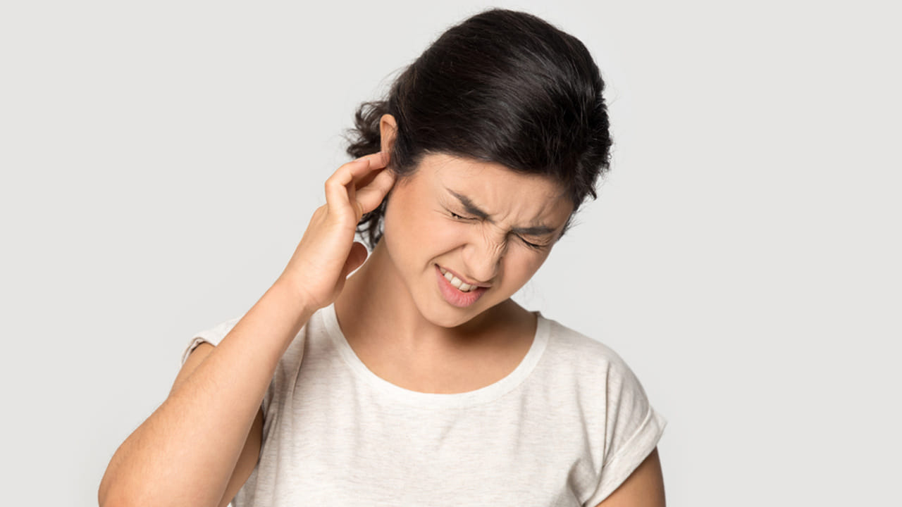 ఈ అధ్యయనం ప్రధాన పరిశోధకుడైన డా. డేవిడ్ మిల్లర్ మాట్లాడుతూ.. చెవిలో నొప్పి లేదా భారం గుండెపోటు సంభావ్య లక్షణం కావచ్చన్నారు. ప్రత్యేకించి ఇది అకస్మాత్తుగా, స్పష్టమైన కారణం లేకుండా చెవి నొప్పి సంభవించినప్పుడు.. వెంటనే వైద్యుడిని సంప్రదించడం చాలా ముఖ్యమన్నారు. అయితే, చెవి నొప్పి లేదా బరువు మాత్రమే గుండెపోటుకు సంకేతం కాదని కూడా ఆయన వివరించారు. ఇది చెవి ఇన్ఫెక్షన్, సైనస్ లేదా మైగ్రేన్ వంటి ఇతర సమస్యల లక్షణం కూడా కావచ్చన్నారు. అందువల్ల, ఖచ్చితమైన కారణాన్ని తెలుసుకోవడానికి వైద్యుడిని సంప్రదించడం అవసరమంటూ తెలిపారు.