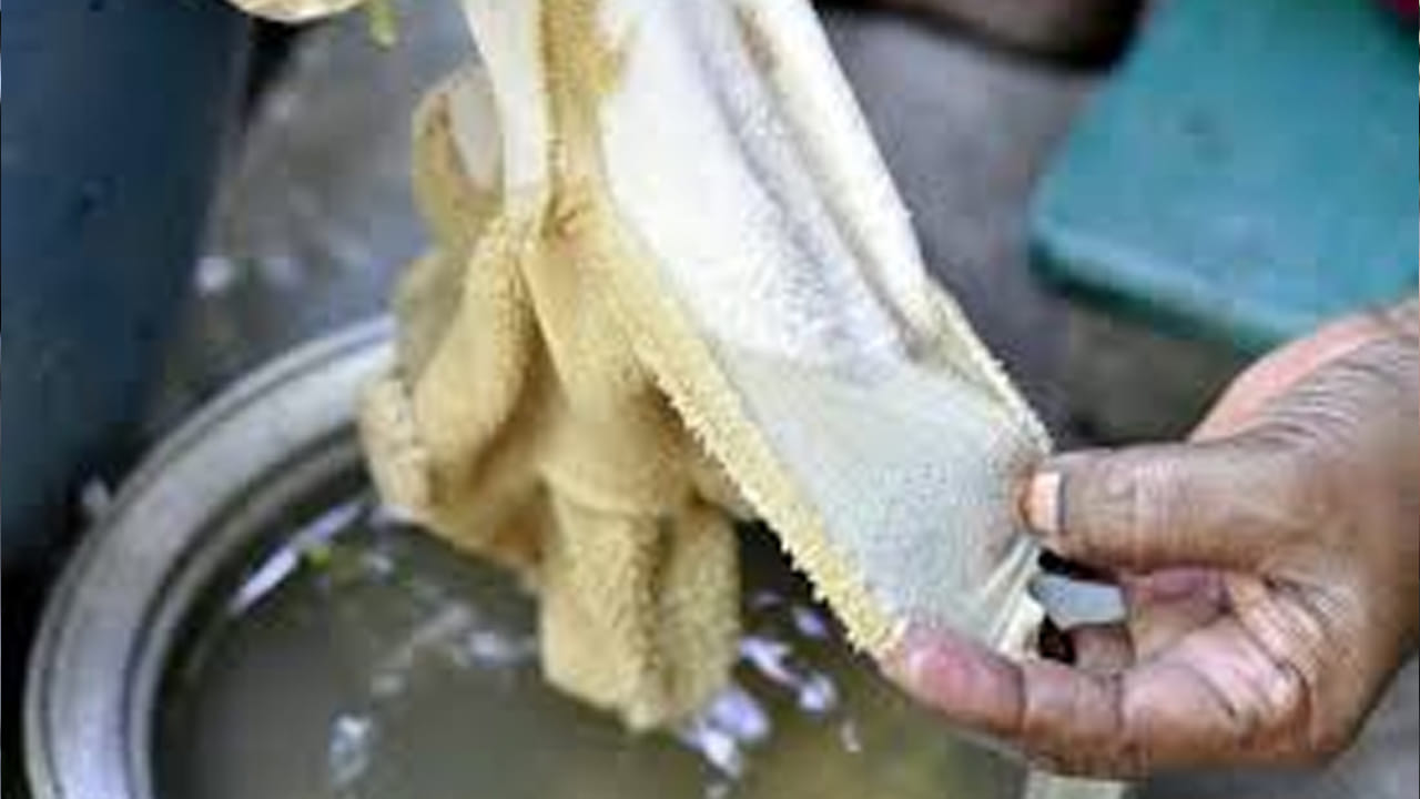 పేగు పర్సు సంచిని శుభ్రం చేయడానికి చిన్న ప్రేగు, పెద్ద ప్రేగు కంటే కొంచెం ఎక్కువ సమయం పడుతుంది. ఒక పాత్రలో వేడి నీటిని పోసి మరిగించండి. ఈ ప్రేగు సంచిని దానిలో ఉంచి పక్కన పెట్టుకోండి. 15 నిమిషాల తర్వాత, నీరు తట్టుకునేంత వెచ్చగా లేని ఉష్ణోగ్రతకు చేరుకున్నప్పుడు, దానిని తీసి మీ చేతులతో రుద్దండి. పైభాగంలో ఉన్న నల్లటి చర్మం తొలగిపోతుంది. మీరు దీన్ని ఇంకా సరళంగా చేయాలనుకుంటే, దానిని గీసుకోవడానికి కత్తిని ఉపయోగించండి. ఇది శుభ్రంగా బయటకు వస్తుంది. ఇది మెరుస్తూ మరియు తెల్లగా ఉంటుంది.