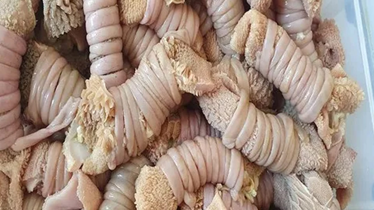 మీరు దుకాణం నుండి పేగులను కొనుగోలు చేసిన తర్వాత, వాటిని ఒక వెడల్పాటి గిన్నెలో ఉంచండి. సింగ్ పైపును తెరిచి, నడుస్తున్న నీటిలో 4-5 సార్లు బాగా కడగాలి. తరువాత వాటిని శుభ్రమైన నీటిలో పది నిమిషాలు నానబెట్టండి. కొద్దిసేపు నీటిలో నానబెట్టడం వల్ల వ్యర్థాలను శుభ్రం చేయడం సులభం అవుతుంది.