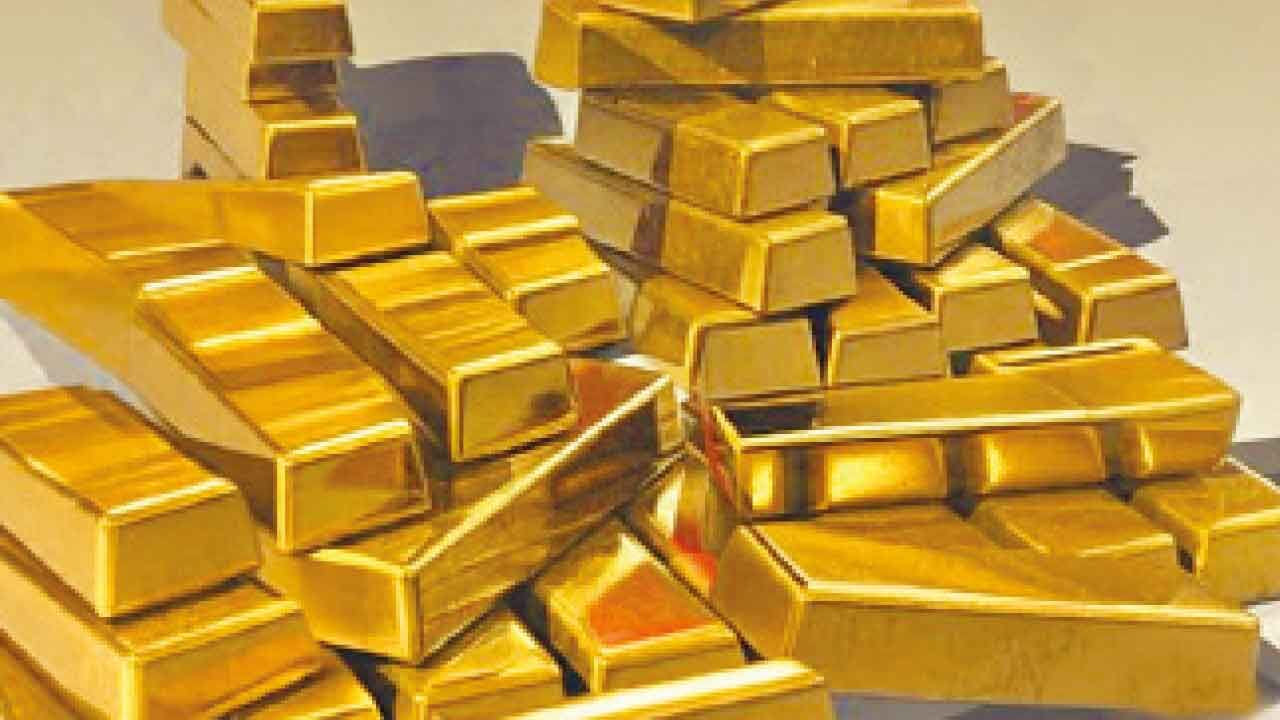 ఇక చెన్నైలో 24 క్యారెట్ల ఫ్యూర్ గోల్డ్ ధర రూ.1,39,860 వద్ద ఉంది. నిన్న ఈ ధర రూ.1,39,640 వద్ద స్థిరపడింది. నిన్నటితో పోలిస్తే ఈ రోజు రూ.220 మేర ధర తగ్గిందని చెప్పవచ్చు. అలాగే 22 క్యారెట్ల గోల్డ్ రేటు ధర రూ.1,28,200 వద్ద కొనసాగుతోంది. బెంగళూరులో 24 క్యారెట్ల ధర రూ.1,39,250గా ఉండగా.. 22 క్యారెట్లు రూ.1,27,650 పలుకుతోంది.
