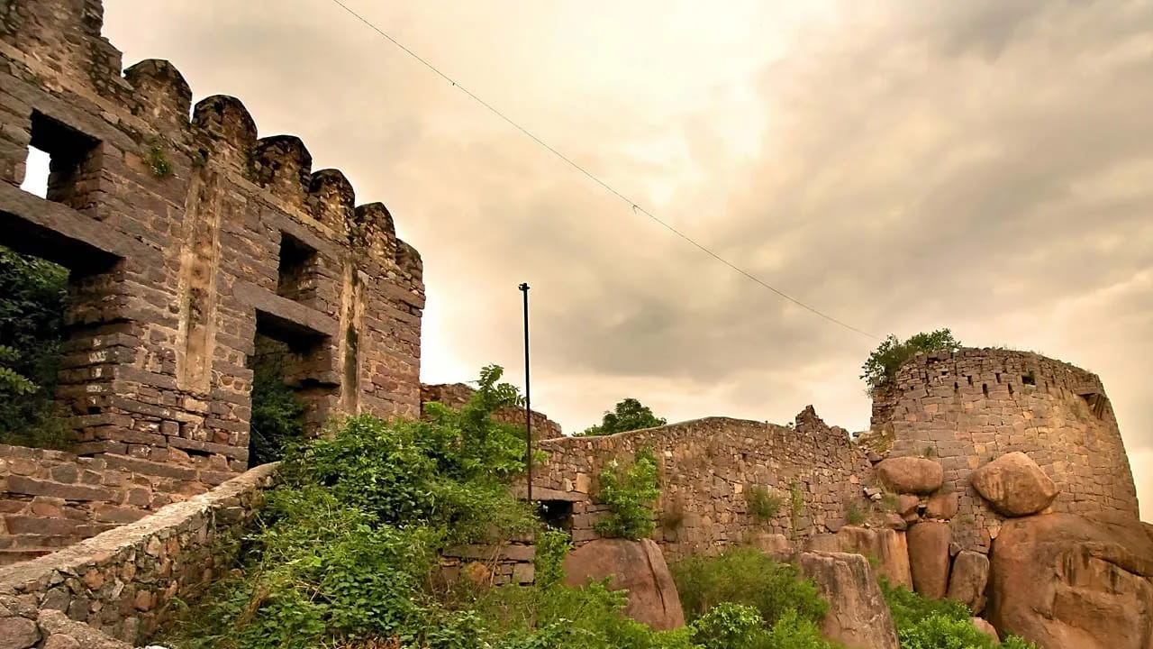 రెండో రోజు స్వామివారిని దర్శించుకున్న తర్వాత పరిసర ప్రాంతాల సందర్శన ఉంటుంది. ఇక మూడో రోజు రామోజీ ఫిల్మ్ సిటీ సందర్శన ఉంటుంది. ఇక నాలుగో రోజు బిర్లా మందిర్, గొల్కోండ కోట, కుతుబ్ షాహీ ప్రాంతాల సందర్శన ఉంటుంది.