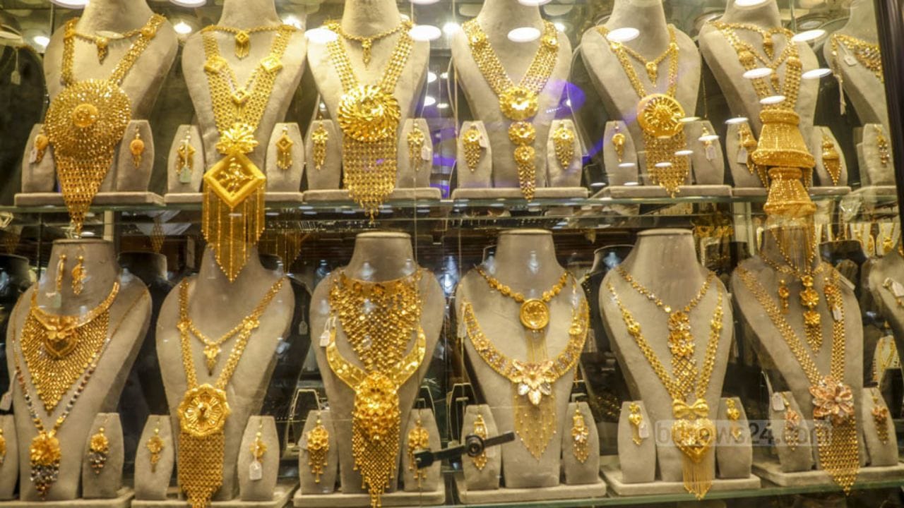 ఇక మన హైదరాబాద్‌, విజయవాడ సహా దేశంలోని ప్రధాన నగరాల్లో బంగారం, వెండి  ధరలు ఎలా ఉన్నాయనే విషయాన్ని పరిశీలిస్తే.. హైదరాబాద్‌లో బంగారం 24 క్యారెట్ల 10 గ్రాముల ధర రూ.1,30,150 ఉంది.. 22 క్యారెట్ల గోల్డ్ 10గ్రాముల ధర రూ.1,19,300 ఉంది. వెండి కిలో ధర రూ.1,95,900 ఉంది. దాదాపు విజయవాడలోనూ ఇవే రేట్లు కొనసాగుతున్నాయి. 