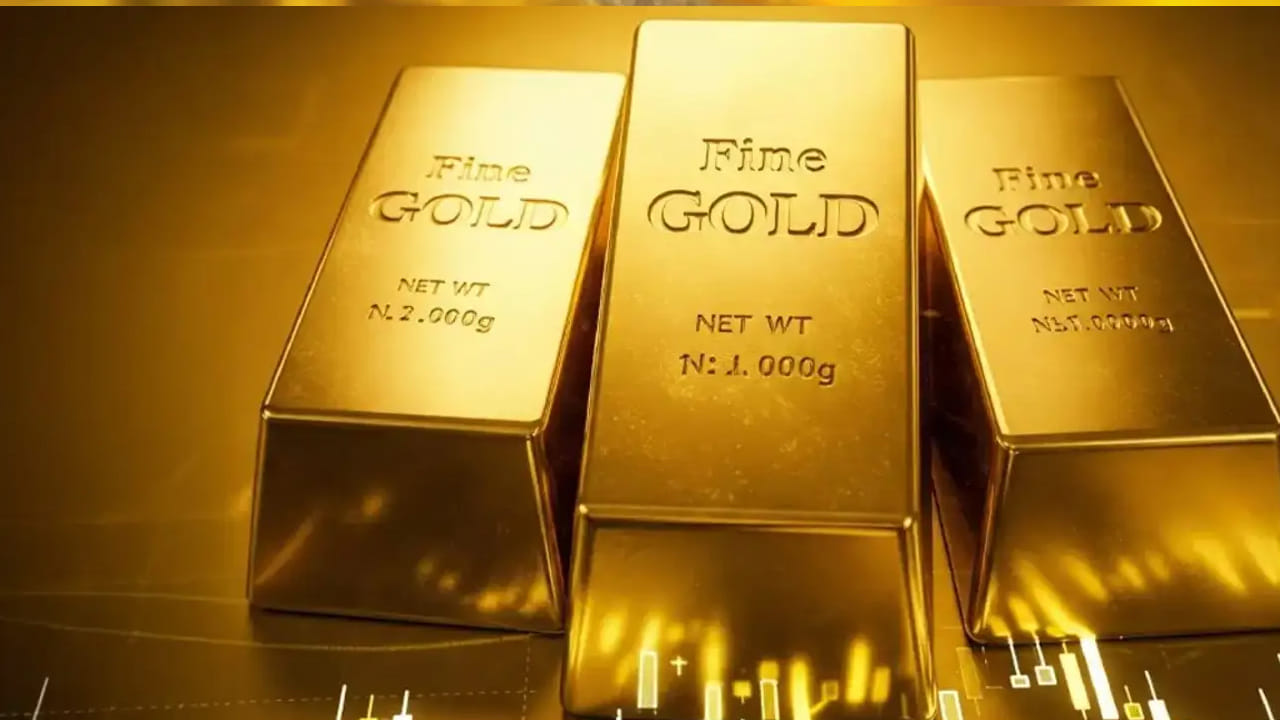 హైదరాబాద్‌లో 10 గ్రాముల 24 క్యారెట్ల గోల్డ్ రేట్ 1,34,510గా ఉంది. నిన్నటితో పోలిస్తే ఏకంగా రూ.650 పెరిగింది. నిన్న ఈ ధర రూ.1,33,860గా ఉంది. ఇక 22 క్యారెట్ల బంగారం నిన్న రూ.1,22,700గా ఉండగా.. ఇవాళ రూ.600 పెరిగి రూ.1,23,300 వద్ద కొనసాగుతోంది. ఇక కేజీ వెండి రూ. 2,22,000 వద్ద ఉంది. నిన్నటితో పోలిస్తే ఏకంగా కేజీపై రూ.11 వేలు పెరిగింది.
