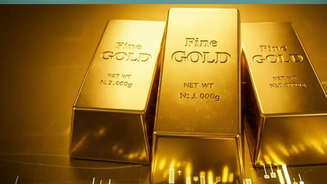 బంగారం ధరలు 2025లో రికార్డు స్థాయిలో పెరిగాయి. చరిత్రలో కనీవినీ ఎరుగని రీతిలో గోల్డ్ రేట్లు ఆల్ టైం గరిష్ట స్థాయికి చేరుకున్నాయి. అంతర్జాతీయ పరిస్థితులు, ట్రంప్ సుంకాలు, డాలర్‌తో పోలిస్తే రూపాయి మారకం విలువ పతనం వంటి కారణాల వల్ల పసిడి ధరలు పెరుగుతున్నాయి. దీంతో బంగారం కొనుగోలు చేసేందుకు ఎవరూ ఆసక్తి చూపడం లేదు. దీంతో బంగారం సేల్స్ భారీగా తగ్గిపోయాయి.