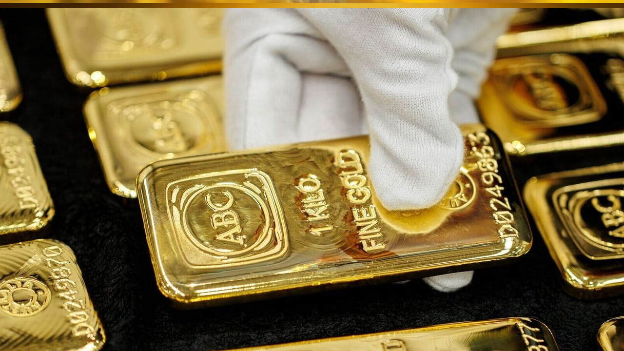 అటు విజయవాడలో బుధవారం 10 గ్రాముల 24 క్యారెట్ల బంగారం ధర రూ.1,34,510గా ఉండగా.. 22 క్యారెట్లు రూ.1,23,300 వద్ద ఉంది. నిన్నటితో పోలిస్తే రూ.600 మేర ధర పెరిగింది. అటు విశాఖపట్నంలో కూడా ఇవే రేట్లు కొనసాగుతున్నాయి. 
