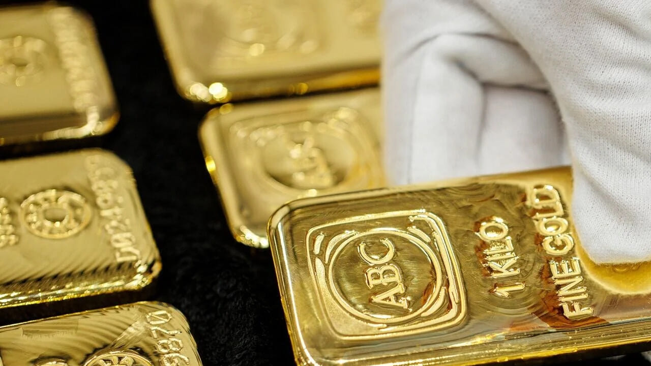 బంగారు ఆభరణాలకు బదులు గోల్డ్ కాయిన్స్, కడ్డీలను ఎక్కువమంది కొనుగోలు చేస్తున్నారు.  ఆభరణాలకు డిమాండ్ తగ్గగా.. బంగారంలో పెట్టుబడి పెరిగింది. చిన్న నాణేలు, కడ్డీల వైపు ప్రజలు మోగ్గు చూపుతున్నారు. అలాగే డిజిటల్ ఫ్లాట్‌ఫామ్స్‌లో గోల్డ్‌పై పెట్టుబడులు పెరుగుతున్నాయి.
