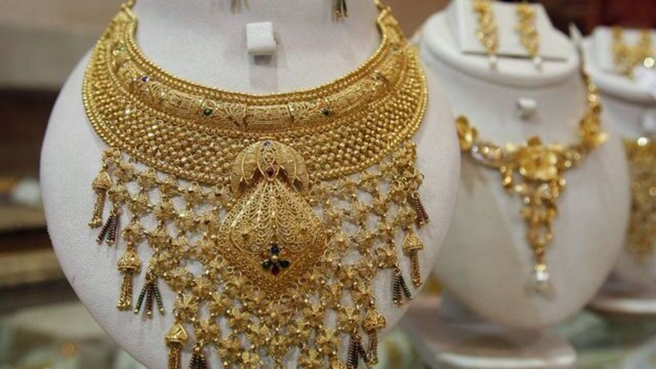 ఇక దేశ రాజధాని ఢిల్లీలో 24 క్యారెట్ల బంగారం ధర రూ.1,34,660గా ఉండగా.. 22 క్యారెట్ల ధర రూ.1,23,450 వద్ద కొనసాగుతోంది. దేశవ్యాప్తంగా ప్రాంతాలను బట్టి గేట్లు రేట్లు మారుతూ ఉంటాయి. ట్యాక్స్‌లు, రవాణా ఖర్చులను బట్టి ధరల్లో మార్పులు ఉంటాయి.
