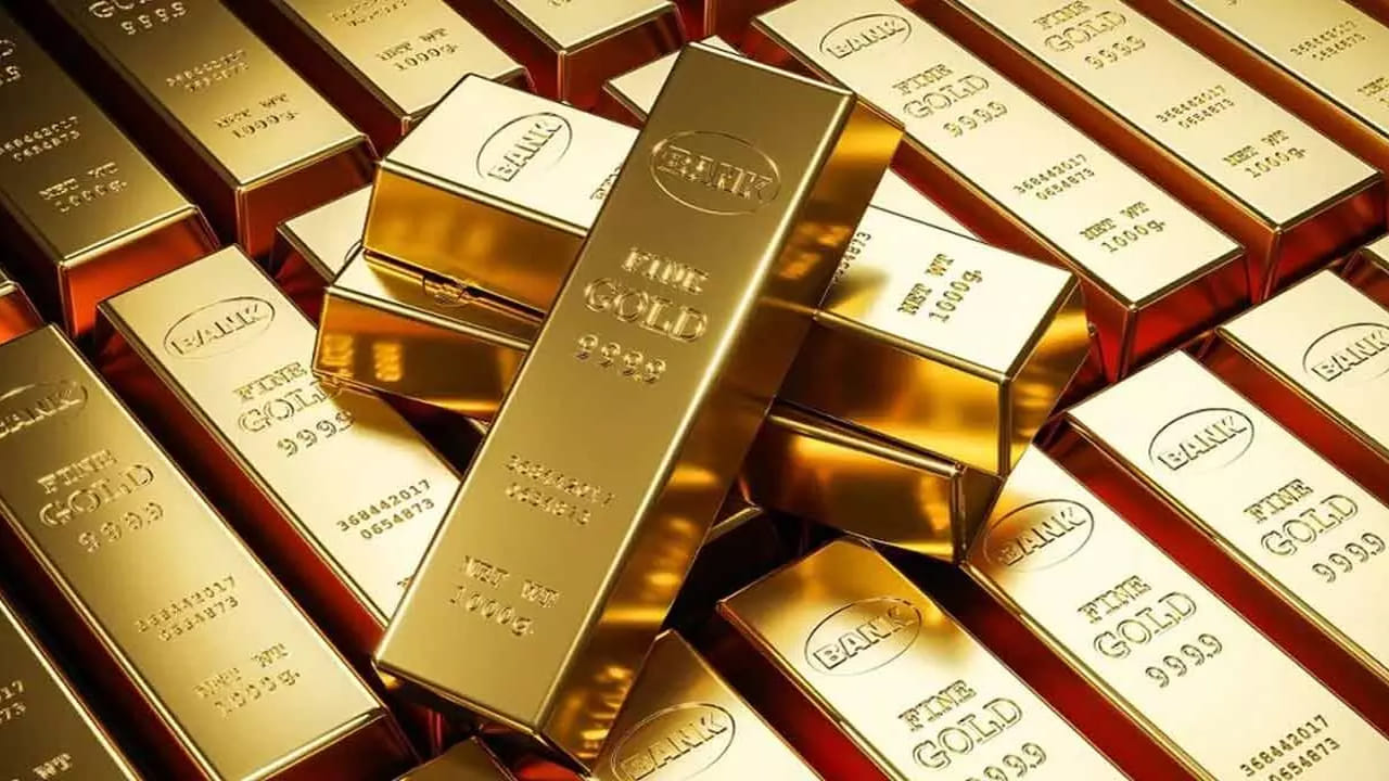 బంగారం రేట్లు పెరగడంతో కొనుగోలు విషయంలో ప్రజల అభిప్రాయం మారుతుందని మార్కెట్ విశ్లేషకులు చెబుతున్నారు. బంగారంపై రికార్డ్ స్థాయిలో 40 శాతం పెట్టుబడులు పెరిగాయని, 2025 మొదటి తొమ్మిది నెలల్లో ఇండియాలో మొత్తం బంగారం డిమాండ్ 14 శాతం తగ్గిందని విశ్లేషకులు అంచనాలు వేస్తున్నారు. 