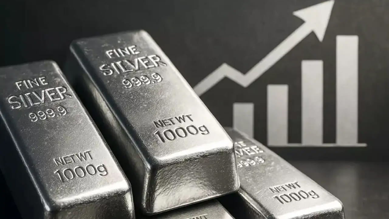  వెండిలో ఇన్వెస్ట్‌మెంట్ చేయడం మంచిదేనా? వెండి.. బంగారం కంటే తక్కువ ధరకే లభిస్తుంది. పారిశ్రామిక రంగంలో (సోలార్ ప్యానెల్స్, ఎలక్ట్రానిక్స్) దాని డిమాండ్ పెరుగుతున్నందున భారీ వృద్ధిని చూపిస్తోంది. అయితే వెండి విషయంలో కొంత జాగ్రత్త అవసరం. ప్రస్తుతం వెండికి కూడా భారీగా డిమాండ్‌ ఉంది.