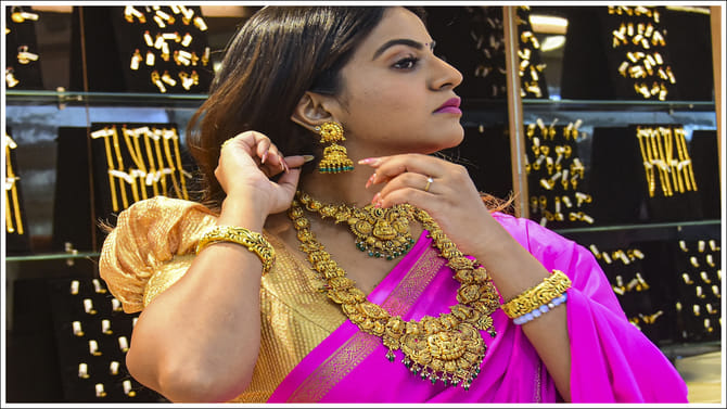 దిమ్మదిరిగే షాకిచ్చిన బంగారం ధరలు.. తులంపై ఎంత పెరిగిందో తెలిస్తే