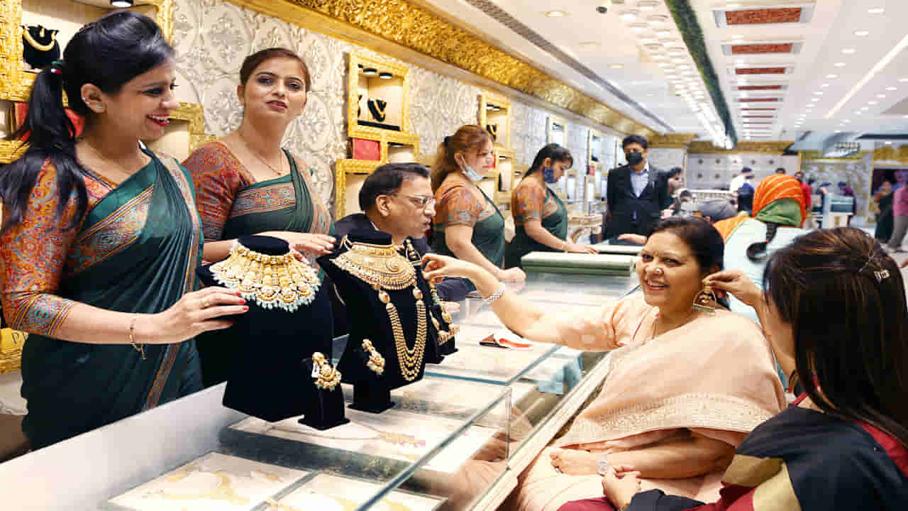 Gold Price Today: ఏ మాత్రం తగ్గని బంగారం ధరలు.. తెలుగు రాష్ట్రాల్లో తులం ఎంతంటే..