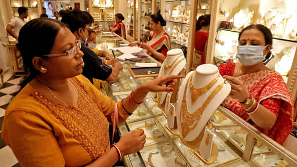 Gold Price Today: రికార్డ్ సృష్టిస్తున్న బంగారం, వెండి ధరలు.. తెలుగు రాష్ట్రాల్లో ఎంతో తెలుసా?