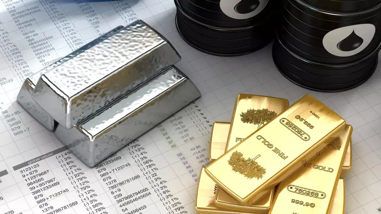 గత వారంలో భారీగా పెరిగిన బంగారం, వెండి ధరలు.. ఈ వారంలో శాంతించాయి. ఈ వారం నుంచి బంగారం ధరలు భారీగా పతనమవుతూ వస్తోన్నాయి. నూతన సంవత్సరం వేళ పసిడి ధరలు కుప్పకూలడం కొనుగోలుదారులకు ఊరటనిస్తోంది. ధర తగ్గుతుండటంతో బంగారం కొనుగోలు చేసేందుకు ప్రజలు ఆసక్తి చూపిస్తున్నారు.  