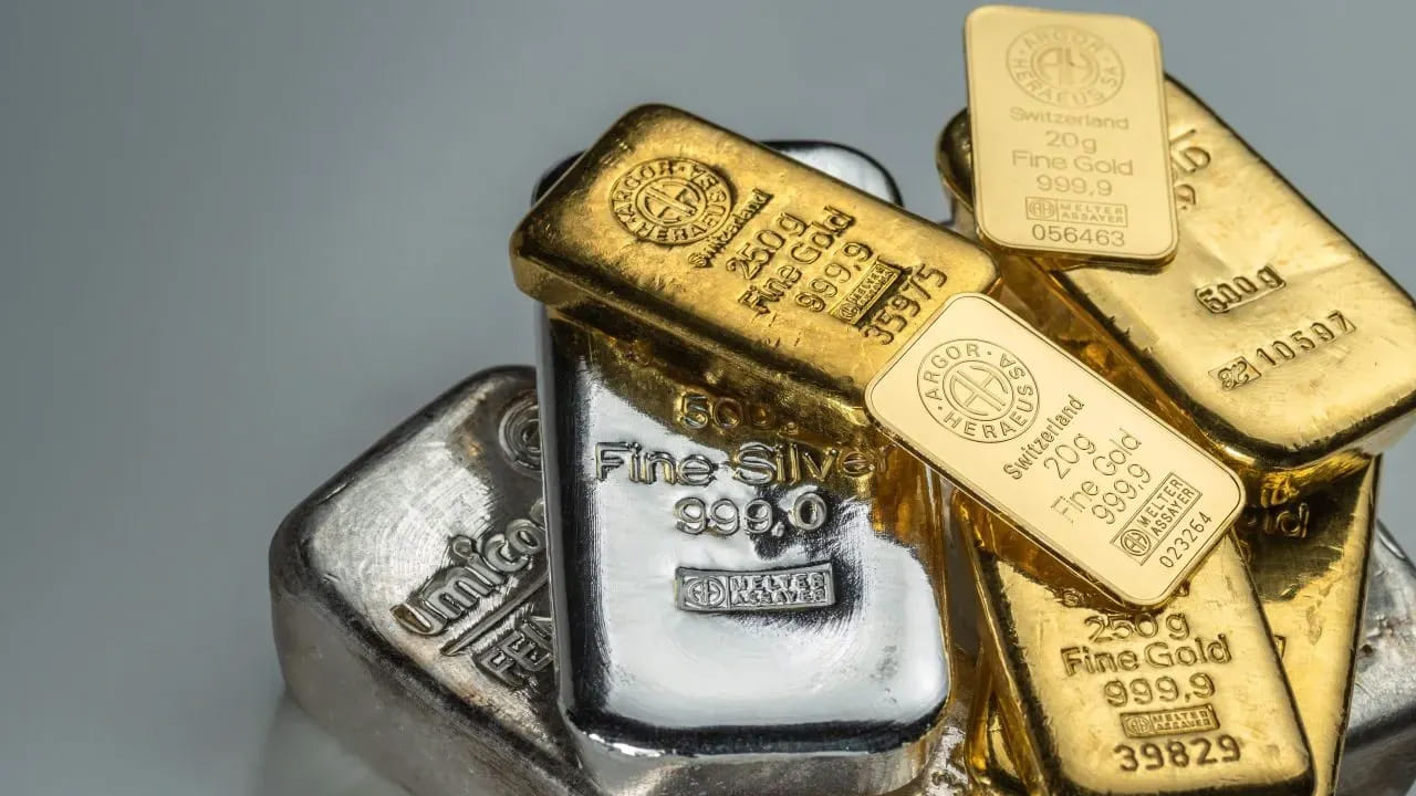 ఇక డిసెంబర్ 31న విడుదల కానున్న అమెరికా ఫెడరల్ రిజర్వ్ మీటింగ్ మినిట్స్ కోసం ప్రపంచం మొత్తం ఎదురుచూస్తోంది. వడ్డీ రేట్లను ఫెడ్ తగ్గించే అవకాశముందని గత కొంతకాలంగా వార్తలు వస్తున్నాయి. దీనిపై సరైన స్పష్టత లేకపోవడం వల్ల ధరలు పెరుగుతున్నాయి. దీనిపై స్పష్టత వచ్చే అవకాశం ఉన్న క్రమంలో గోల్డ్, వెండి రేట్లు తగ్గుముఖం పడుతున్నాయి.