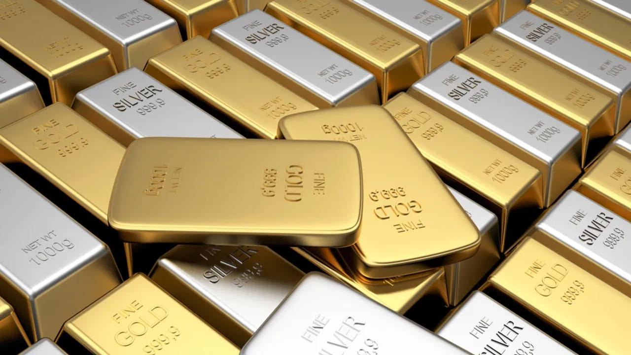 శుక్రవారం ఏకంగా తులం బంగారంపై రూ.770 పెరిగింది. హైదరాబాద్‌లో నేడు 10 గ్రాముల 24 క్యారెట్ల గోల్డ్ రేటు రూ.1,40,020కి చేరుకోగా.. నిన్న ఈ ధర రూ.1,39,251 వద్ద స్థిరపడింది. గురువారంతో పోలిస్తే శుక్రవారానికి రూ.770 పెరిగినందని చెప్పవచ్చు. ఇక 22 క్యారెట్ల బంగారంపై రూ.700 పెరిగింది. ఇవాళ 22 క్యారెట్ల గోల్డ్ రేటు రూ.1,28,350గా ఉంది. నిన్న ఈ ధర రూ.1,27,650 వద్ద స్థిరపడింది.
