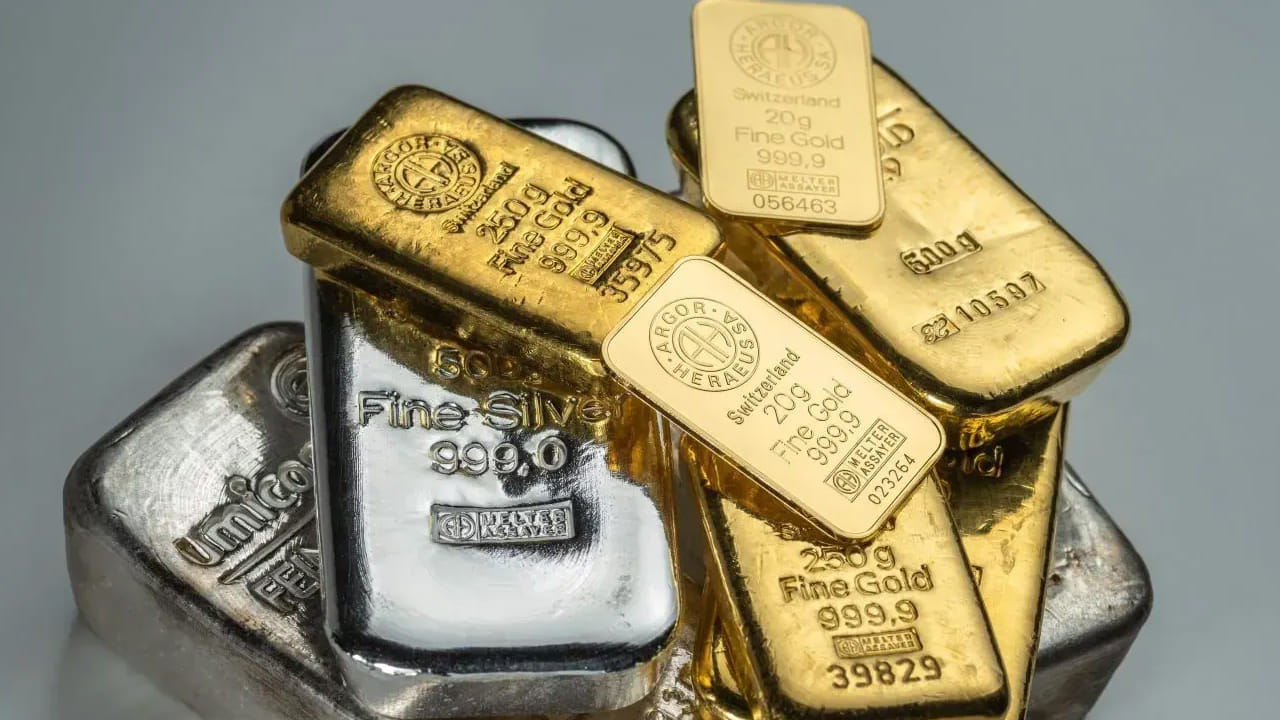 ఇక విజయవాడ, విశాఖపట్నంలో కూడా ఇవే ధరలు కొనసాగున్నాయి. అటు చెన్నైలో ధరల్లో మార్పులు చోటుచేసుకున్నాయి. ఇవాళ 24 క్యారెట్ల బంగారం ధర రూ.1,40,620గా ఉండగా.. నిన్నటితో పోలిస్తే రూ.760 పెరిగింది. ఇక 22 క్యారెట్ల ధర చెన్నైలో రూ.1,28,900గా ఉంది. నిన్నటితో పోలిస్తే దీని ధర రూ.700 పెరిగిందని చెప్పవచ్చు.
