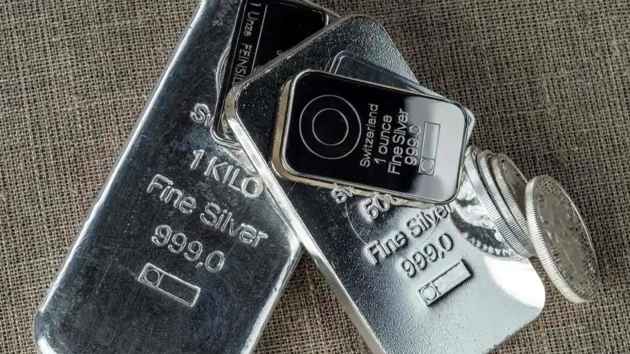 ఇక వెండి ధర అయితే ఏకంగా నిన్నటితో పోలిస్తే ఢిల్లీ రూ.6 వేలు పెరిగింది. గురువారం ఢిల్లీలో కేజీ వెండి ధర రూ.2,34,000గా ఉండగా... ఇవాళ రూ.2,40,000 వద్ద కొనసాగుతోంది. ఇక హైదరాబాద్‌లో కేజీ వెండి ధర నిన్నటితో పోలిస్తే రూ.9 వేలు పెరిగింది. గురువారం రూ.2,45,000గా ఉండగా.. శుక్రవారం రూ.2,54,000కి చేరుకుంది.