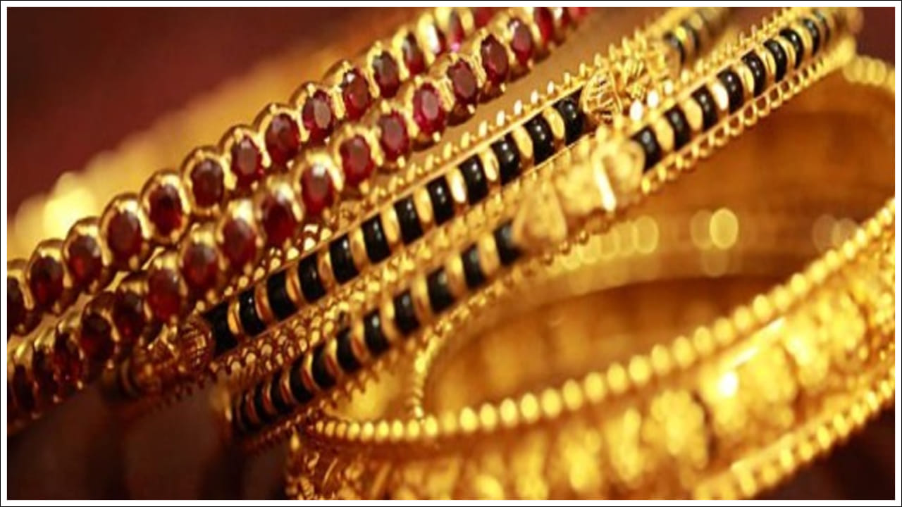 కానీ ప్రస్తుతం డిసెంబర్ 13న తులం బంగారంపై ఎంత తగ్గిందో తెలుసా? అక్షరాల 270 రూపాయలు. పెరగడం మాత్రం భారీగా పెరుగుతుంది. కానీ తగ్గినప్పుడు స్వల్పంగానే తగ్గుతుంది. ఇందేందిరా సామి పెరిగినప్పుడు భారీగా పెరుగుతూ తగ్గినప్పుడు మాత్రం ఇంత తక్కువ తగ్గుతుందని ఆందోళన చెందుతున్నారు బంగారం ప్రియులు.