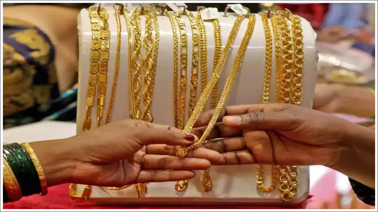 ద్రవ్యోల్బణం,ప్రపంచ నష్టాలను ఎదుర్కోవడానికి పెట్టుబడిదారులు బంగారాన్ని బలమైన ఆస్తిగా భావిస్తున్నారని నిపుణులు అంటున్నారు. ఈ సంవత్సరం కేంద్ర బ్యాంకుల నిరంతర కొనుగోళ్లు, భౌగోళిక రాజకీయ ఉద్రిక్తతలు, బలహీనమైన డాలర్ కారణంగా బంగారానికి డిమాండ్ బాగా పెరిగింది.