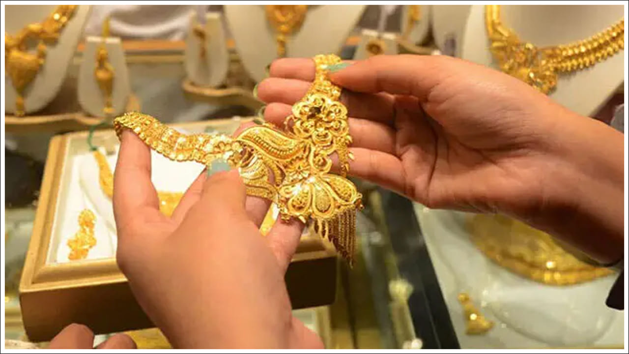 Gold Price Updates: ప్రపంచ వ్యాప్తంగా బంగారానికి ఉన్న క్రేజ్ అంతా ఇంతా కాదు. మన భారతీయ సాంప్రదాయంలో బంగారానికి అత్యంత ప్రాముఖ్యత ఇస్తారు మహిళలు. ఒక రోజు తగ్గితే మరో రోజు అంతకు రెట్టింపుగా పెరుగుతుంది. కానీ తగ్గిన సమయంలో మాత్రం స్వల్పంగానే తగ్గుతూ ఉంటుంది. గత రెండు, మూడు రోజులుగా తులం బంగారంపై ఏకంగా రూ.3 వేలకుపైగా పెరిగింది. ఇక వెండికి మాత్రం అంతే లేదు. పరుగులు పెడుతూనే ఉంది. నిన్న ఒక్క రోజు బంగారంపై 870 రూపాయలు పెరిగింది.