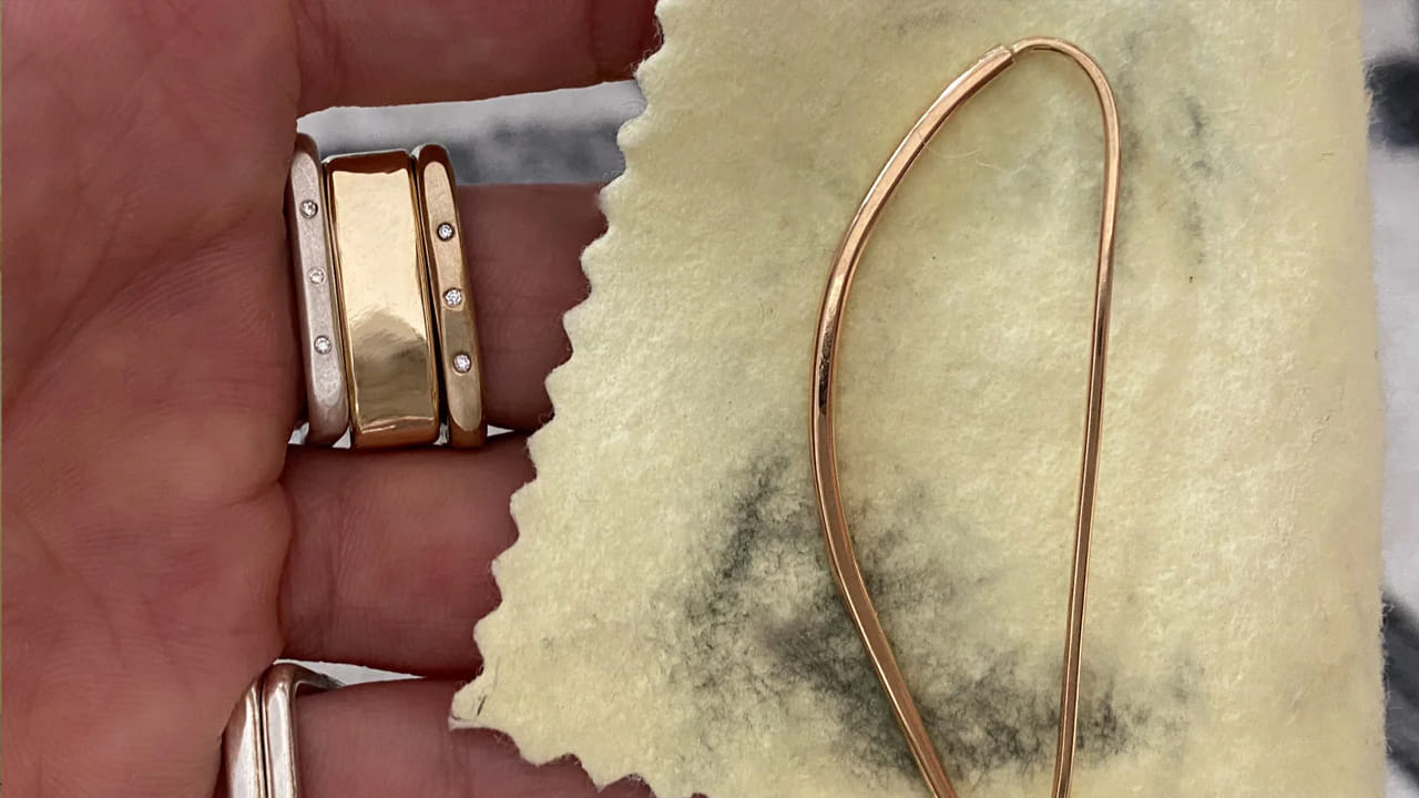 గోరువెచ్చని నీళ్లల్లో డిటర్జెంట్ కలపండి. మీ గోల్డ్‌ను అందులో 15 నుంచి 20 నిమిషాల పాటు నానబెట్టండి. తర్వాత ఆరబెట్టి క్లాత్‌తో తుడవండి. క్లాత్‌ను నీటితో ముంచి ఆ తర్వాత  బంగారాన్ని రుద్ది శుభ్రం చేసుకోండి. ఉప్పు, కాగితం వంటి వాటితో రుద్దకండి.
