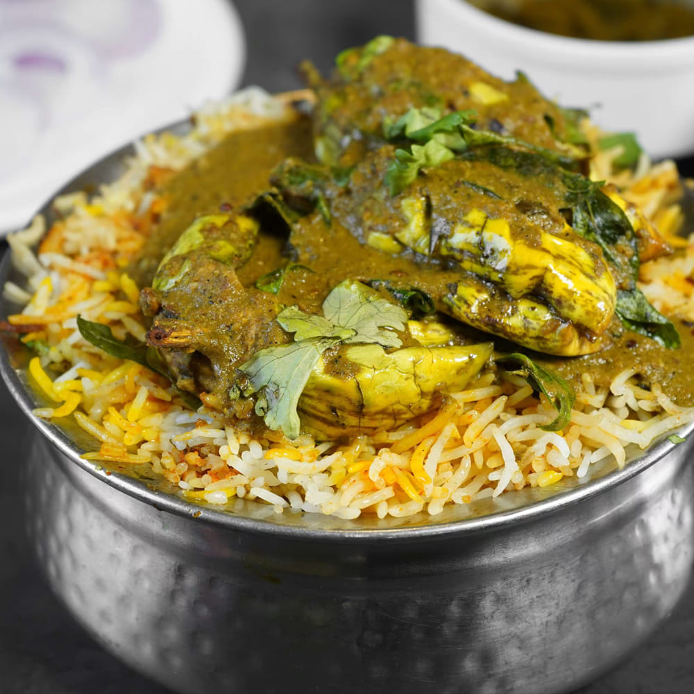 ఈ బిర్యానీ కోసం ముందుగా గోంగూర ఆకులను ఉడికించి పేస్ట్ గా చేసుకొని పక్కన ఉంచండి. తర్వాత స్టౌ మీద పాన్ పెట్టి.. తగినంత నూనె వేసి వేడి చేయాలి. తరిగిన ఉల్లిపాయలు వేసి గోల్డ్ కలర్ వచ్చే వరకూ వేయించాలి. తర్వాత అల్లం-వెల్లుల్లి పేస్ట్ వేసి బాగా వీయించి టొమాటో పేస్ట్ , గోంగూర ఆకులు వేసి తక్కువ మంటలో వేయించాలి.