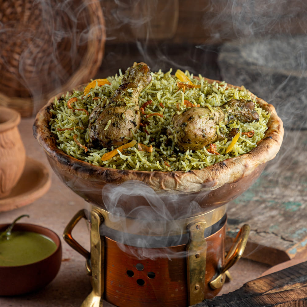 బోన్ లెస్ చికెన్ పీసెస్ వేసి తక్కువ మంటతో కొంచెం సేపు ఉడికించాలి. తర్వాత కొంచెం కారం, పసుపు వేయండి. తర్వాత కాస్త నీరు ఆడ్ చేసి పాన్ మీద మూత పెట్టండి. సుమారు 10-15 నిమిషాలు ఉడికించి మూత తెరిచి మసాలా పొడి వేసి బాగా కలపండి. ఉప్పు వేసి గోంగూర చికెన్ మిశ్రమాన్ని పక్కన పెట్టండి.