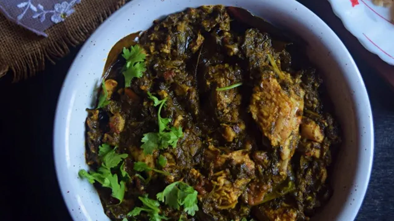 గోంగూర చికెన్ కోసం 500 గ్రా చికెన్ ముక్కలు, 1 కప్పు గోంగూర ఆకులు, 2-3 పచ్చిమిరపకాయలు, 1 చిన్న ఉల్లిపాయ, 2 వెల్లుల్లి రెబ్బలు, 1 చిన్న అల్లం ముక్క ముఖ్యంగా కావలసినవి. వీటితో పాటు 1 టీస్పూన్ జీలకర్ర, 1 టీస్పూన్ ఆవాలు, 1/2 టీస్పూన్ పసుపు పొడి, 1 టీస్పూన్ ఎర్ర కారం, ఉప్పు, 2 టేబుల్ స్పూన్లు నూనె, తాజా కొత్తిమీర తీసుకోవాలి.